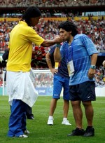 Maradona küsst Ronaldinho die Hand