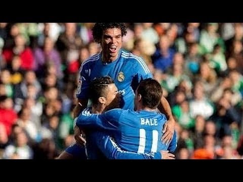 Cristiano Ronaldo zündet eine Rakete